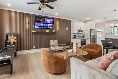 Image de Modern House in Great Location with Game Room!