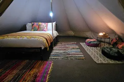 Image de Tente-Espace sanitaire-Vue sur la campagne-Bell Tent