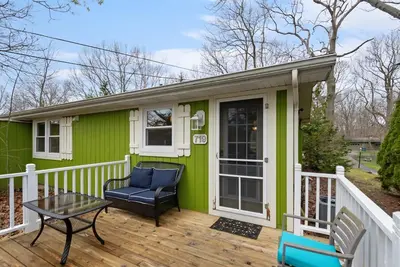 Image de \"Cozy Cottages\" Green Cottage Hot tub-Town!