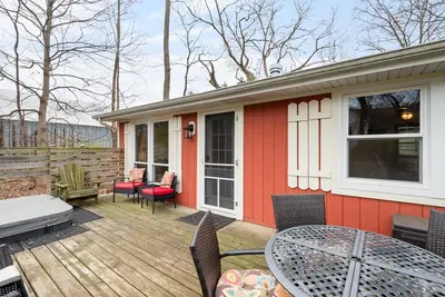 Image de \"Cozy Cottages\" Red Cottage Hot tub/Town!