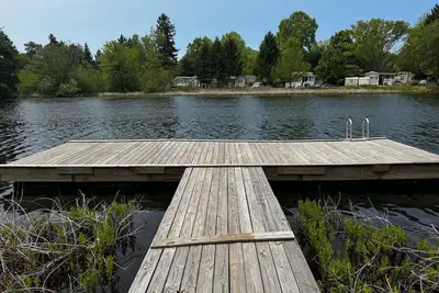 Image de The Timber Nest \"Goshorn lake dock, pool, town\"