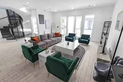 Image de Modern Exec Retreat | Near Med Center + Garage