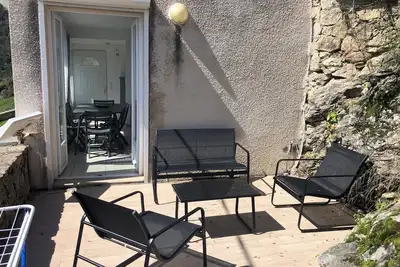 Image de Maison de village avec vue mer et montagne. Animaux de compagnie acceptés!