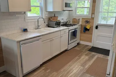 Image de Charming Bayfront Cottage! ! Peaceful Escape with Stunning Sunsets.