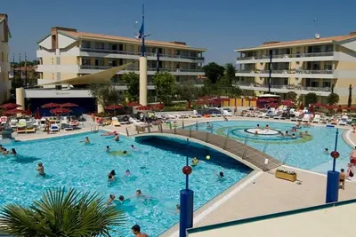 Image de Complexe paradisiaque en bord de piscine