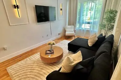 Image de Modern Cozy Duplex with Backyard!