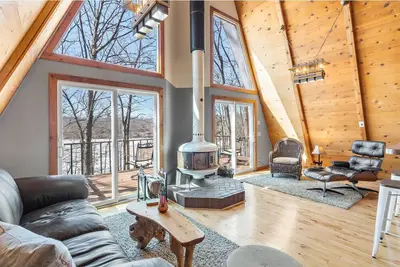 Image de Snowfall Escapes - Lakefront Cabin with Loft & Bar