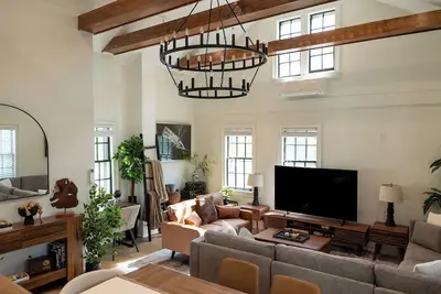 Image de Full House · Huge 6br 3Bath Retreat on College Hill. Rare Find!