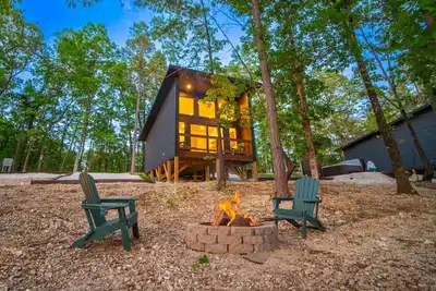 Elm Springs Hollow Modern Cabin, 3 mi. to Bnr