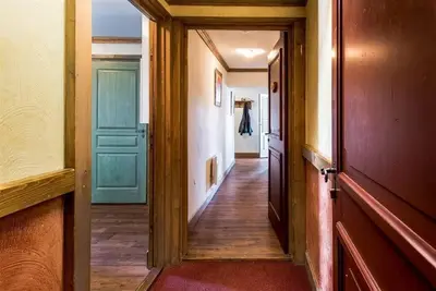 Image de Wifi, pied des pistes de ski, balcon, cheminée ou poêle à bois, télévision, casier à ski, 65m²