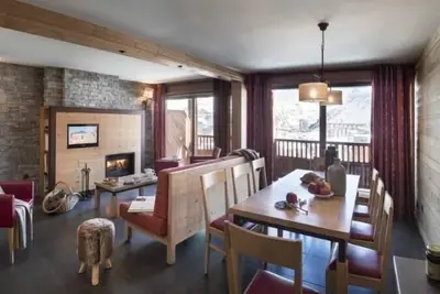 Image de Wifi, pied des pistes de ski, balcon, cheminée ou poêle à bois, télévision, casier à ski, 100m²