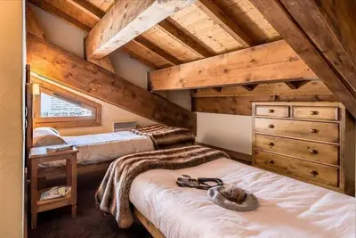 Image de Wifi, pied des pistes de ski, balcon, cheminée ou poêle à bois, télévision, casier à ski, 70m²
