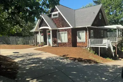 Image de Spacious home connected to Spencer’s Butte hiking trails