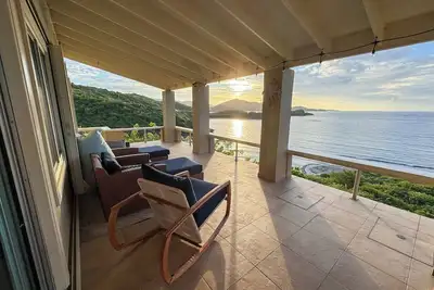 Image de Oceanfront Beach house, Pool, Private Path to beach