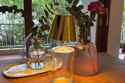 Image de Bel appartement familial niché dans un havre de verdure, en centre ville!