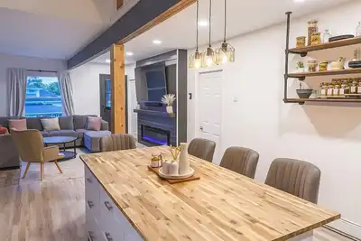 Image de Chef’s Kitchen | Fire Pit+Bbq Deck • Private Yard