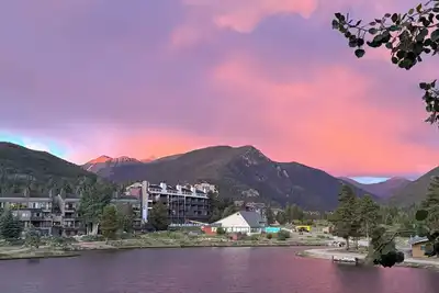 Image de Modern updated condo. Mountain & lake views!