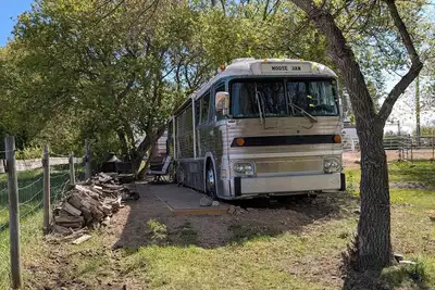 Image de Grayhound Rv bus at Vicki's Eal and Photography. Equine assistant learning.