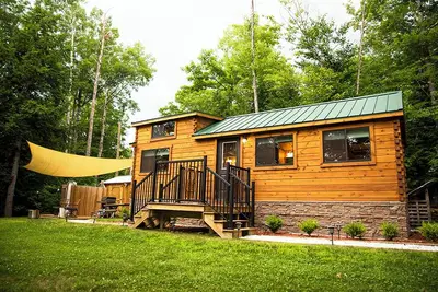 Rivertop Retreat, with hot tub! - Luxurious tiny home in the White Mountains!