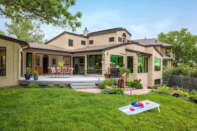 Image de Spacious Home with Stunning Mountain Views, 10-min to Downtown