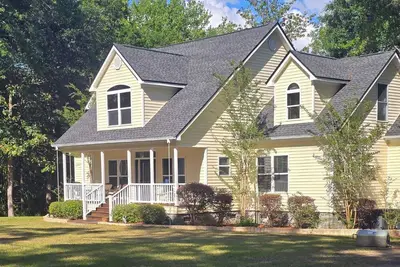 Image de Beautifully appointed river house with private dock and 10 minutes from Beaufort