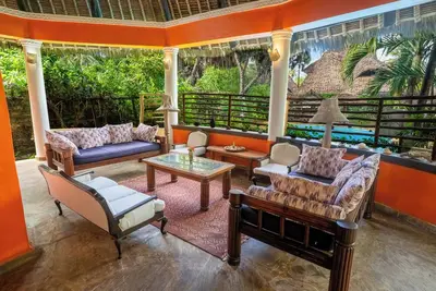 Casa Di Mia Villa, with Pool & 3 min walk to Beach.