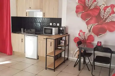 Image de Charmant T2 de 30 m2 en Rdc + parking. Proche centre ville et  toutes commodités