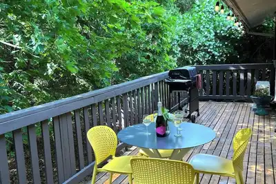 Cozy 2br Guesthouse in Quiet Penticton – Private Deck, Patio & Bbq