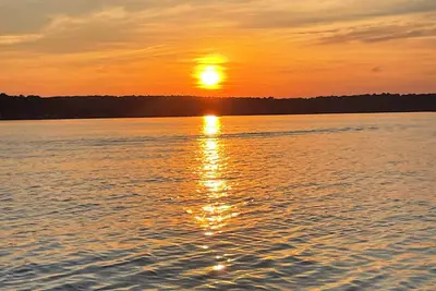 Image de Waterfront lake house apartment close to casinos and Mystic