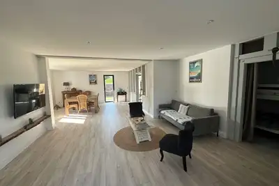 Image de Appartement lumineux, au coeur d'une jolie villa récement rénovée.