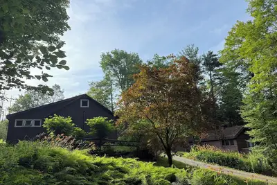 Image de Butterfly Bungalow! Charming 2-bedroom Cabin and Studio in delightful Otis, Ma