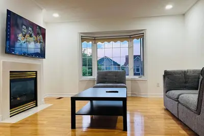 Image de Cozy house for a young family. Live in the Heart of It All!