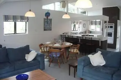 Image de Hosts on the Coast Vista Verde