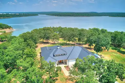 Image de Lakefront Luxury - Boat Slip Available