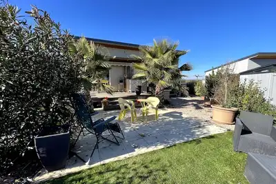 Image de Maison de vacances 'Chalet Avec Piscine Couverte' avec piscine partagée, terrasse et climatisation