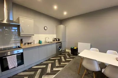 Image de Modern 1 bed apartment on edge of city centre (1)