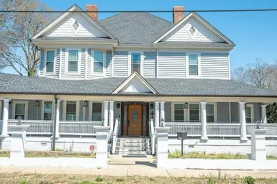 Image de Huge 14 guest Victorian home in fabulous Spartanburg Sc with luxury fixtures.