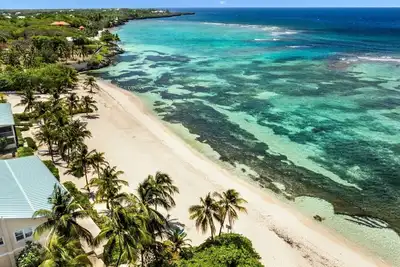 Image de Luxurious Penthouse Beach Condo at Spotts Beach