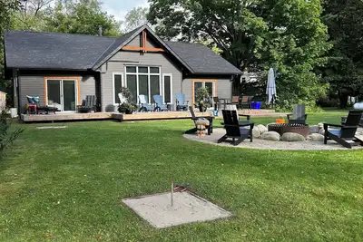 Image de Hot tub, sauna, auto generator, in town of Bracebridge, dock-water toys, pets Ok