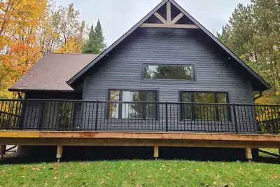 Image de New and Very Private Lakefront Cottage 5-Br, 3-Ba