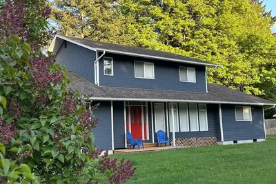 Image de Beautiful Spacious Bright 3 Bedroom home 10 Min. walk to Lily Point Marine Park