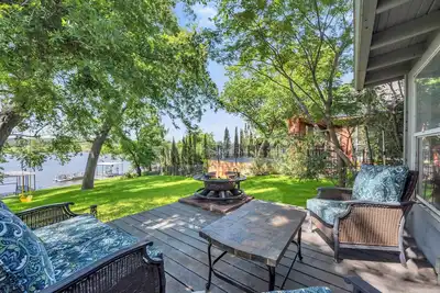 Image de Charming 2br Waterfront Retreat - Lake Lbj - Boat Dock w/Lift, Fire Pit, Game Table