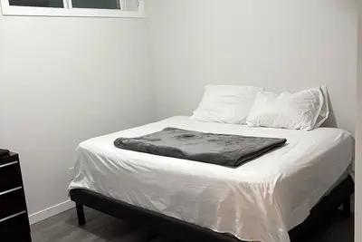 Image de Beautiful basement separate entrance apartment, Livingston nw community Calgary