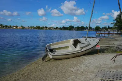 Image de Waterfront 3-Bedroom Home in Prime Hialeah Location