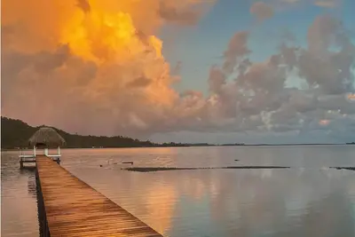 Image de Villa Paorie au bord de mer à Bora Bora\nMaison et jardin avec ponton privé.