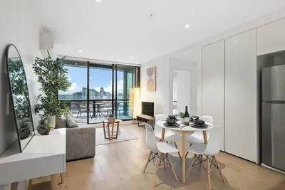 Image de Docklands Vertica Poolside Living above Cbd Energy