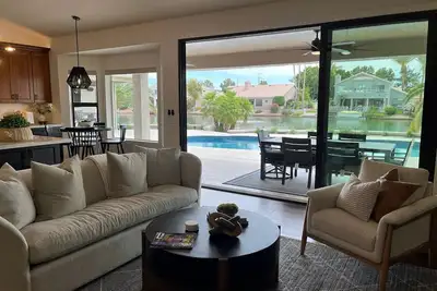 Image de Val Vista Lake Front Gem w/View, Heated Pool, Patio Tv, Fishing