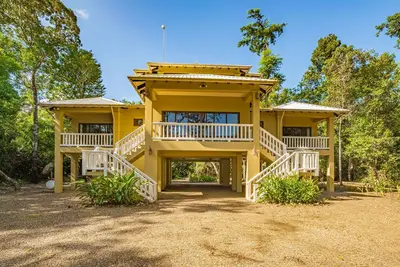 Image de Tropical getaway with modern amenities, wildlife viewing and beach club