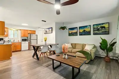 Image de Hugs In The Dusk - 2 Beds 1 Bath unit—one side of a duplex in Midtown Anchorage.