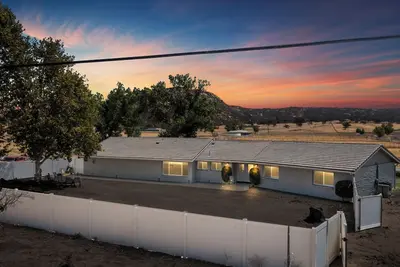 Image de Unique Historic Ranch House - Quiet Getaway with views of the Golden Eagle Farm